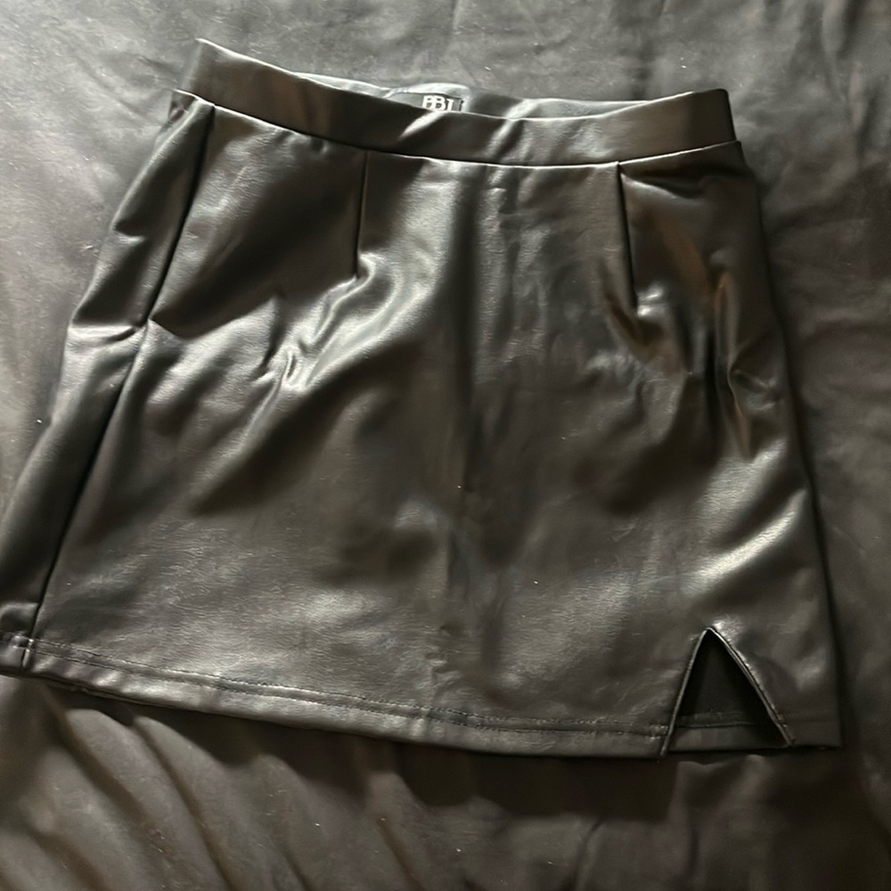 Perfect for fall 🍁 only worn once leather mini skirt